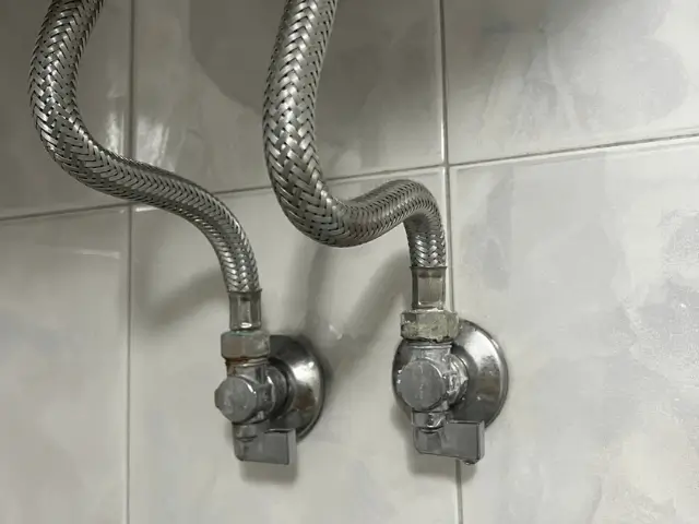 water-heater-flexible-hoses water-heater-flexible-hoses